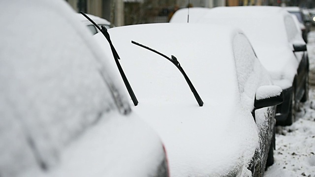 大雪后挡风玻璃刮水器扬起视频素材