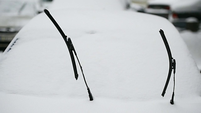 大雪后挡风玻璃刮水器扬起视频素材