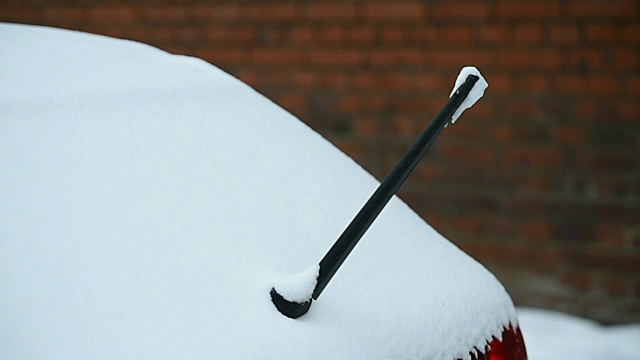 大雪后挡风玻璃刮水器扬起视频素材