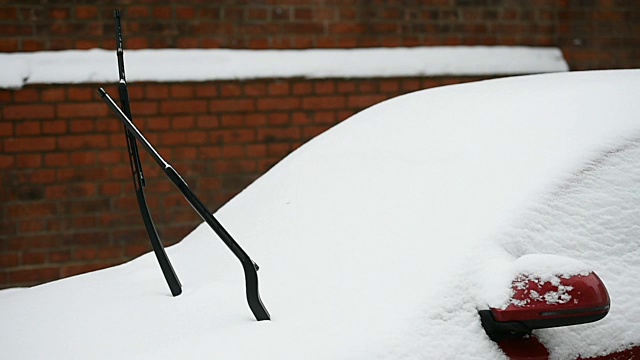 大雪后挡风玻璃刮水器扬起视频素材