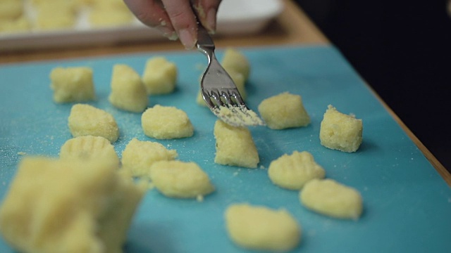 慢动作烹饪:用叉子做成汤圆视频素材