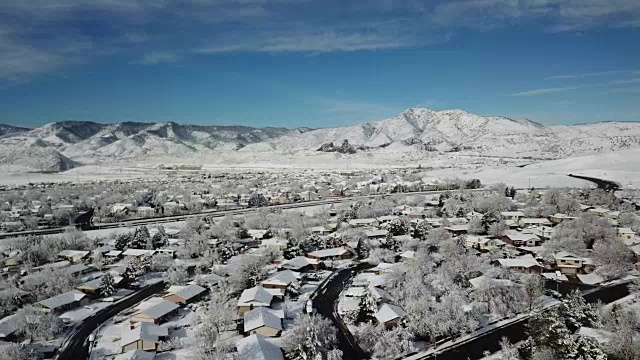 一架无人机捕捉到了科罗拉多州莱克伍德市积雪覆盖的景象视频素材