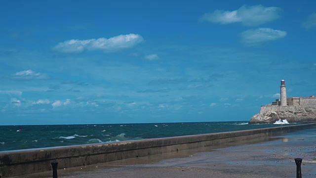 在古巴哈瓦那，海水撞击着马雷孔河岸的岩石视频素材