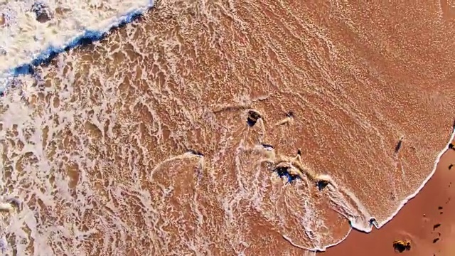 海浪拍打马里布海滩-鸟瞰图视频素材