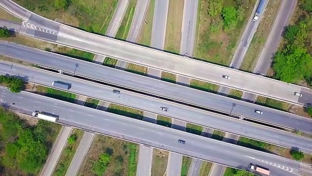 鸟瞰图高速公路的时间流逝，高速公路和高速公路在马戏团十字路口泰国的细节视频素材