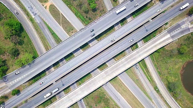 鸟瞰图高速公路的时间流逝，高速公路和高速公路在马戏团十字路口泰国的细节视频素材