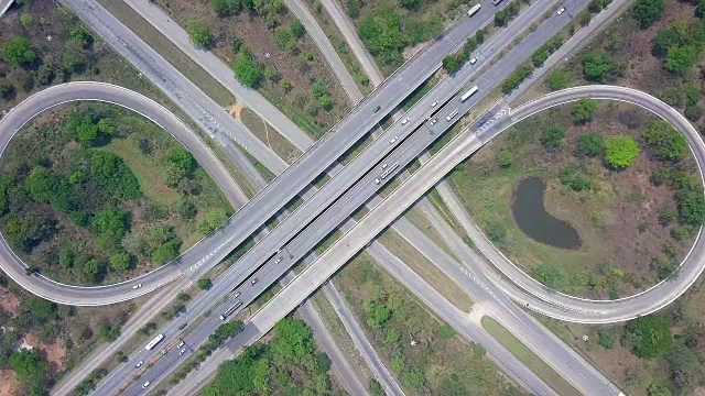 鸟瞰图高速公路的时间流逝，高速公路和高速公路在马戏团十字路口泰国的细节视频素材