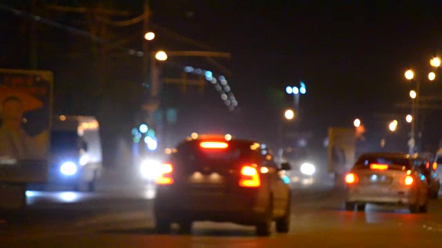 夜色朦胧的背景下，汽车行驶在道路上视频素材