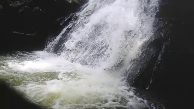 清澈的山河在瀑布中流过岩石之间。缓慢的运动。1920 x1080视频素材