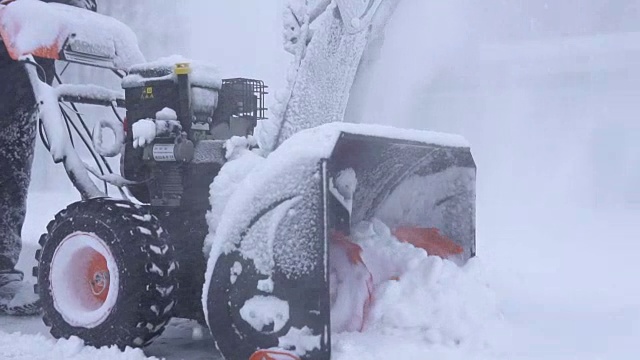 自动吹雪机的工作视频素材