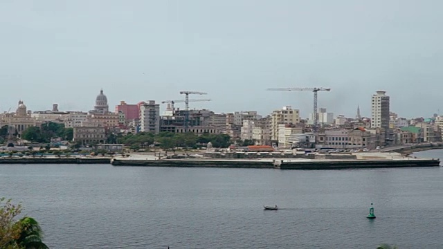 哈瓦那城市景观与El Malecon，古巴视频素材