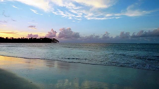 加勒比海热带海滩上的日落视频下载