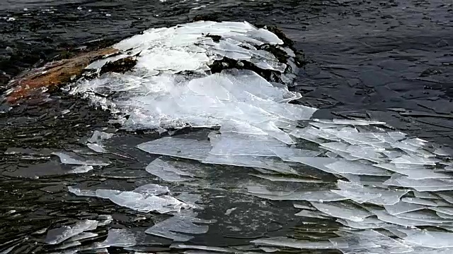 黑色的海面上有薄冰。视频下载