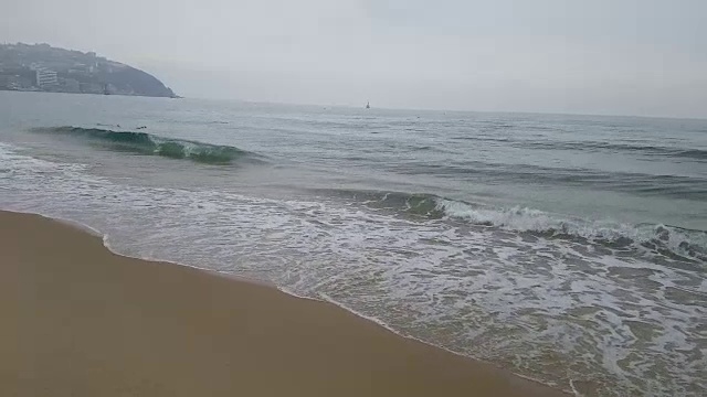 多雨多云冬季海云台海滩视频素材