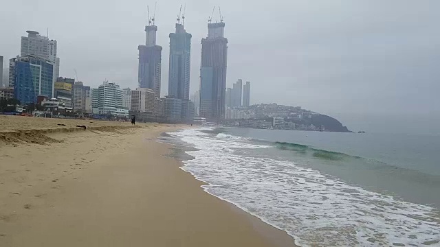 多雨多云冬季海云台海滩视频素材