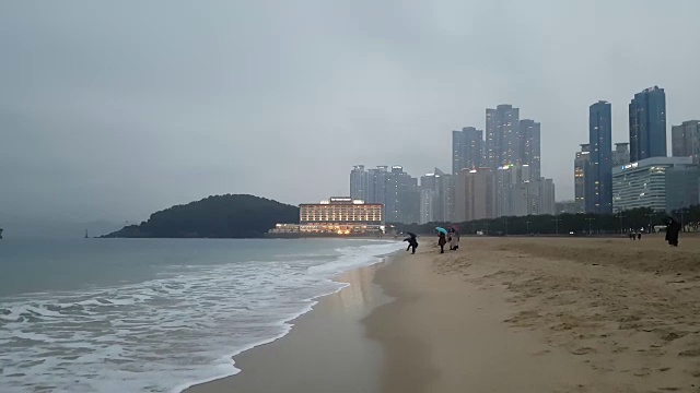 多雨多云冬季海云台海滩视频素材