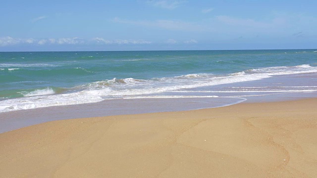 慢动作海浪撞击海滩视频下载