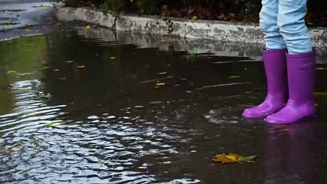 水坑边的雨靴视频素材