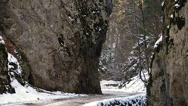 Piatra Craiului公园岩石峡谷的滑路视频素材