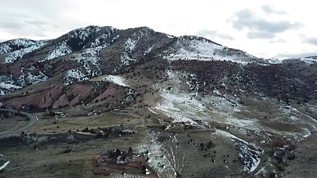 一架无人机飞过科罗拉多州莫里森的一座雪山视频素材