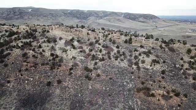 一架无人机在科罗拉多州莫里森市的Hogback岩脊上空翻转视频素材