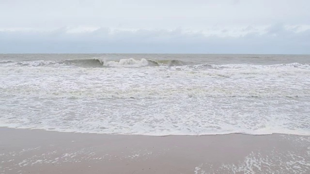 阴天有浪时沙滩视频素材