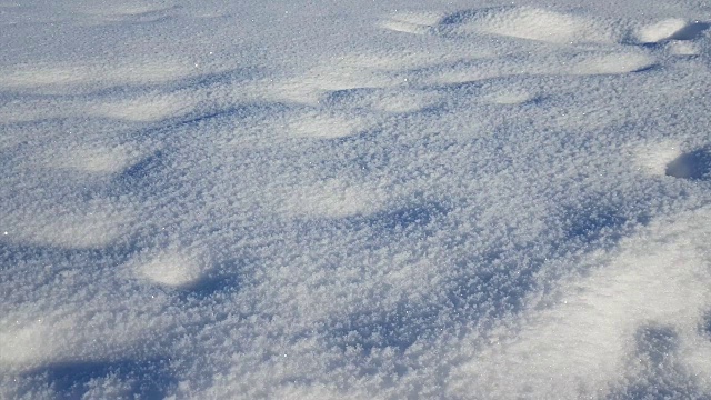 雪堆上白雪覆盖的脚印。冬天视频素材