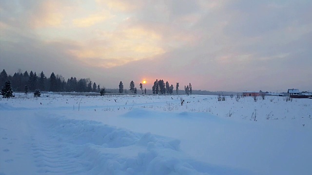 严冬的俄罗斯雪景，夕阳视频素材