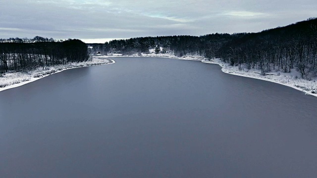 在冬天河。下雪的冬天。冬季无人机拍摄。视频素材