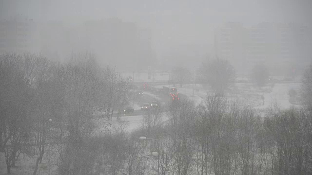 城市街道上下着大雪。视频素材