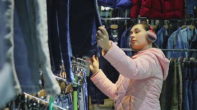 女人在商店里挑选裤子视频素材