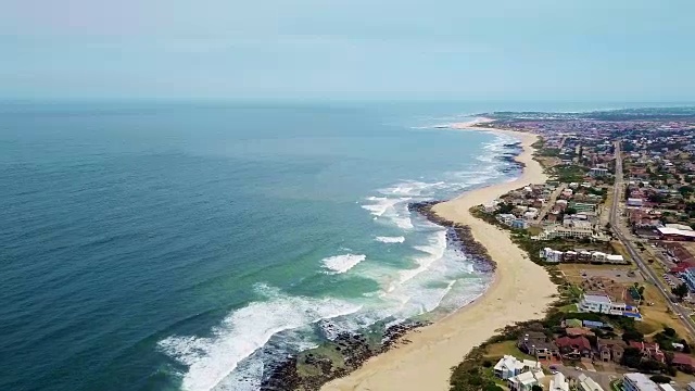 在风平浪静的一天，从空中俯瞰沿海城镇视频素材