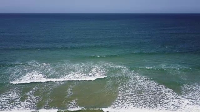 风平浪静，阳光灿烂的一天，海滩上波涛汹涌视频素材