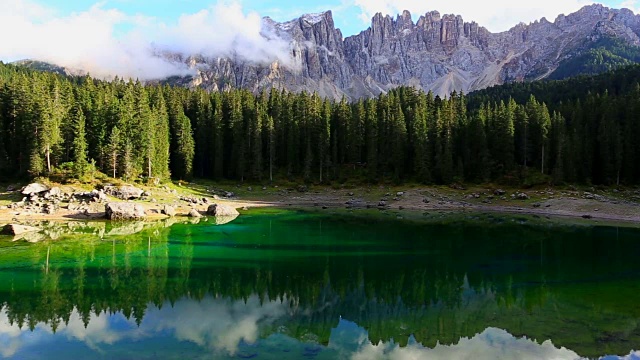 意大利的Lago di Carezza Dolomites视频素材