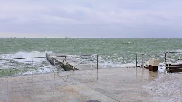 暴风雨的日子里海浪拍打着防波堤视频素材