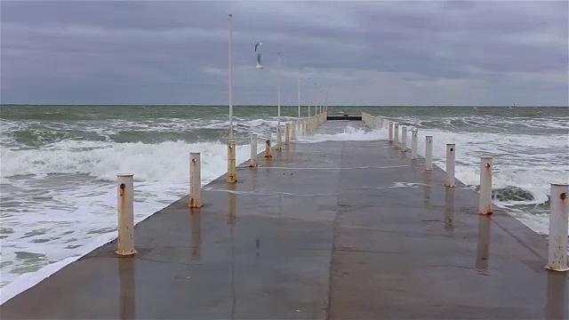 暴风雨的日子里海浪拍打着防波堤视频素材