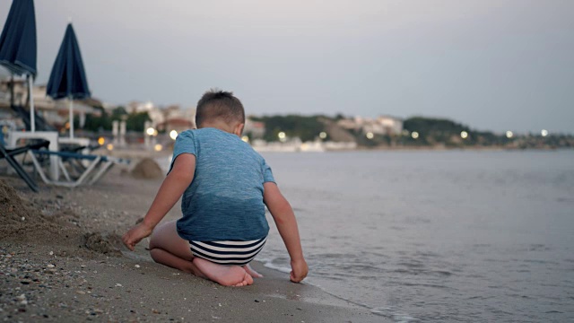 孩子们在海滩上玩耍。暑假视频素材