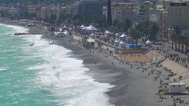 美丽的尼斯海边，旅游胜地，在盛夏时节，游客漫步视频素材