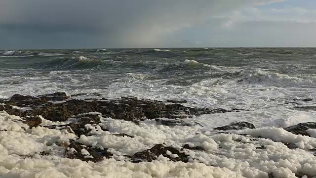 海风吹起泡沫视频下载