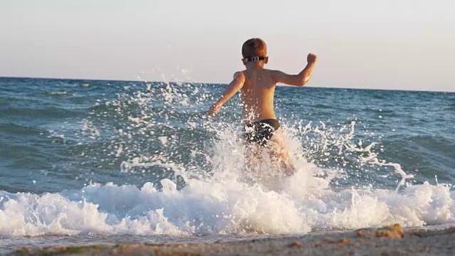 孩子们喜欢在海边度假，跑到海里游泳视频素材