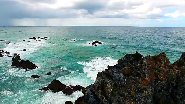 无人机视角的骆驼岩海滩视频素材