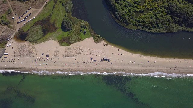 鸟瞰田园风光的海滩，4k无人机拍摄视频素材