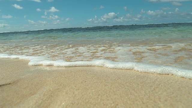 慢镜头:绿松石般的海浪翻滚在热带岛屿的宁静海岸上。视频素材