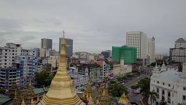 无人机拍摄仰光市中心上空的金塔。视频素材