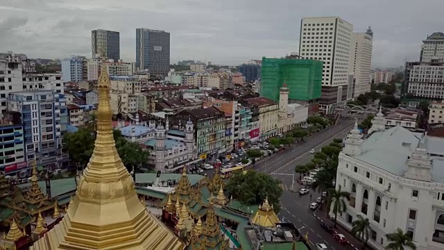 无人机拍摄仰光市中心上空的金塔。视频素材