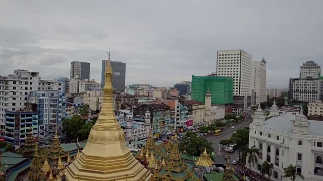 无人机拍摄仰光市中心上空的金塔。视频素材