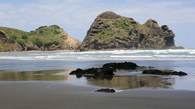 皮哈海滩上的火山峭壁视频素材