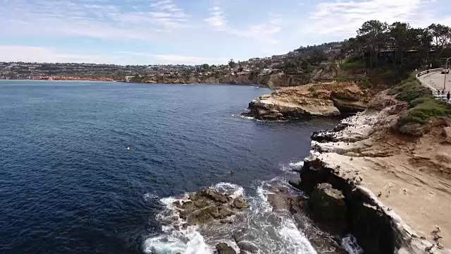 一架无人机飞过加州圣地亚哥的拉霍亚海湾视频素材