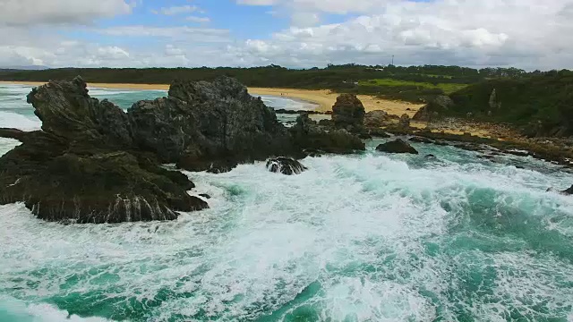 无人机视角的骆驼岩海滩视频素材