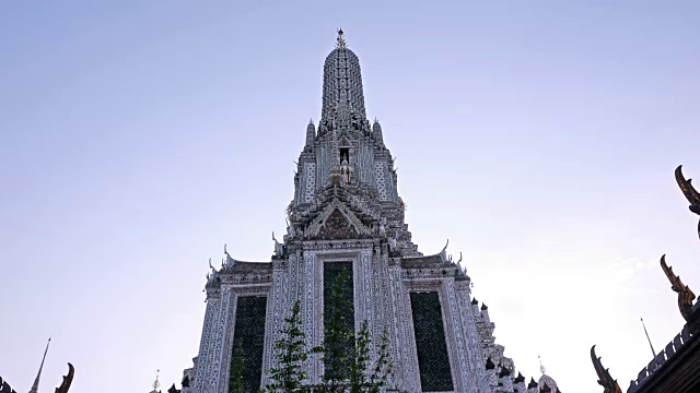 万向框架4k拍摄，普朗在Wat Arun Ratchawararam，黎明寺，曼谷天际线，泰国曼谷视频素材